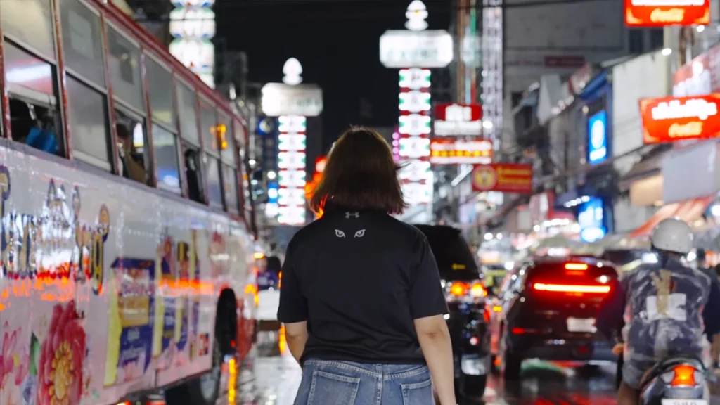 10:28Claude ha respondido: Woman walking through city trafficWoman walking through city traffic